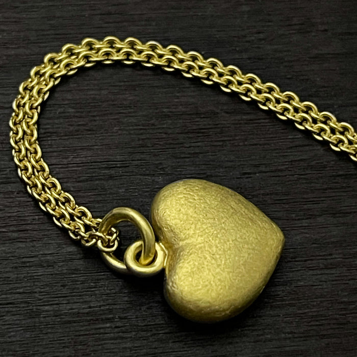  photo show the trace chain necklace of our solid 925 sterling silver heart pendant with a 24k gold vermeil finish.