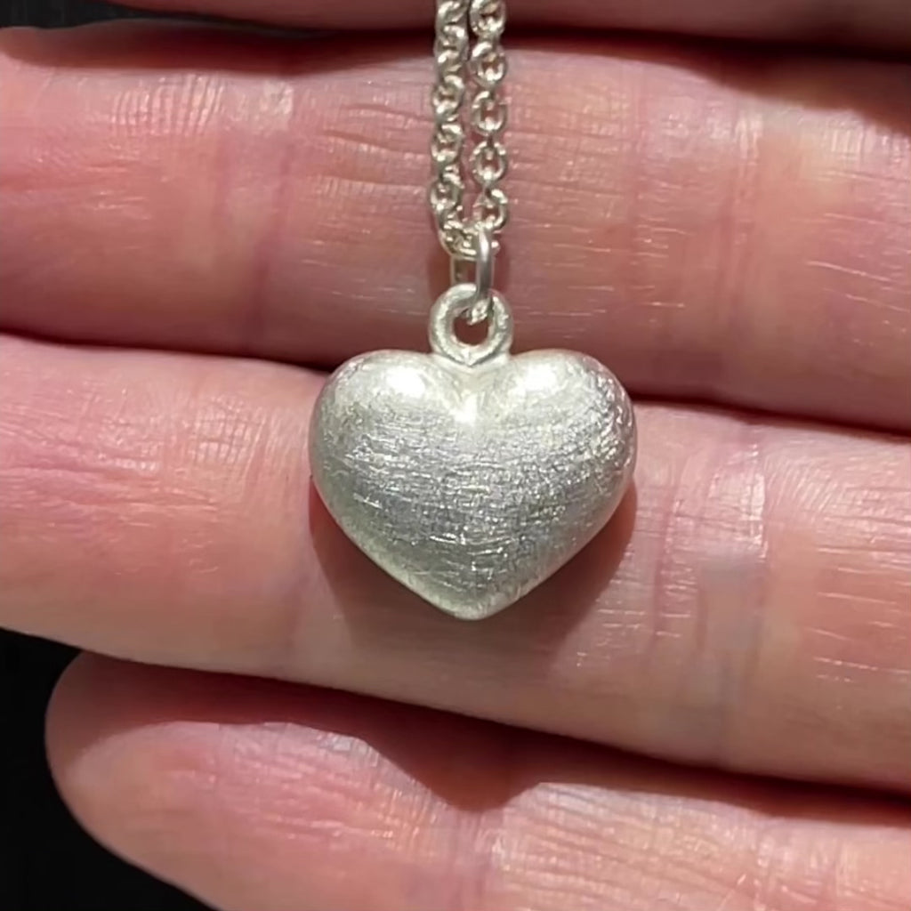 video of the jewel thief Brighton Solid 925 Sterling Silver three dimensional heart pendant showing the texture on the heart.