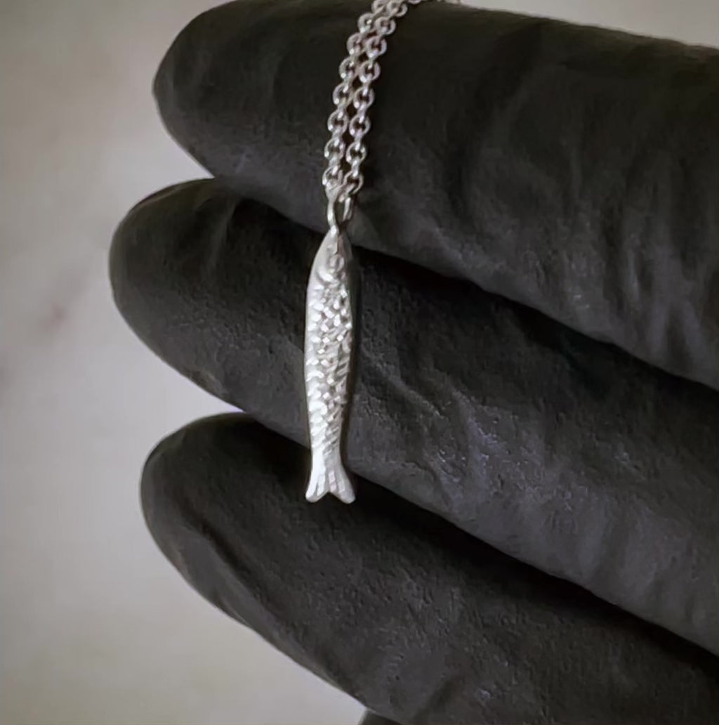 video of the jewel thief Brighton Silver fish Necklace, Sardine Necklace