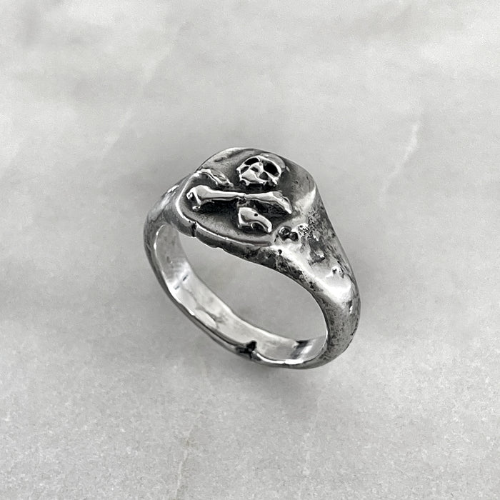 skull and crossbones ring side view